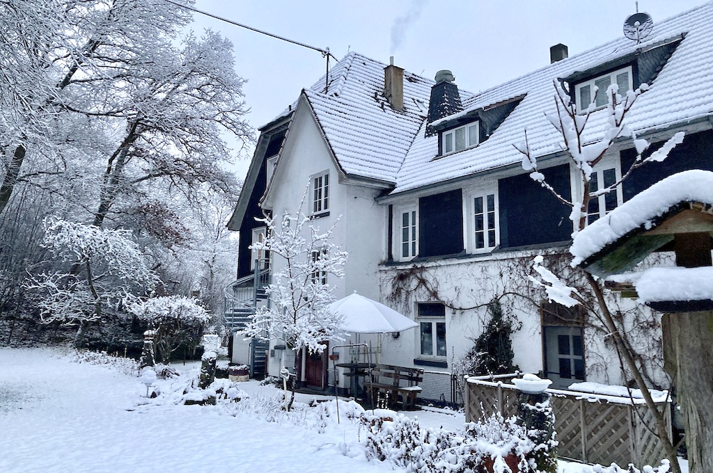 Haus Hinten im Schnee